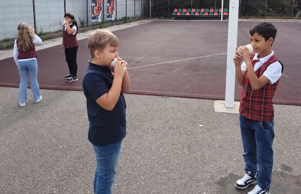 Doi băieți jucându-se în curtea școlii